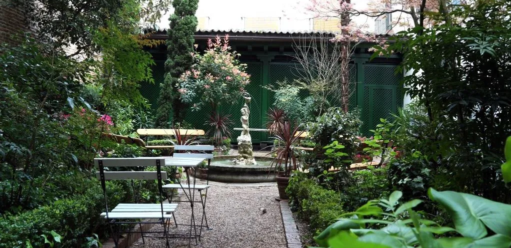Jardín del Magnolio, parte trasera del Museo del Romanticismo