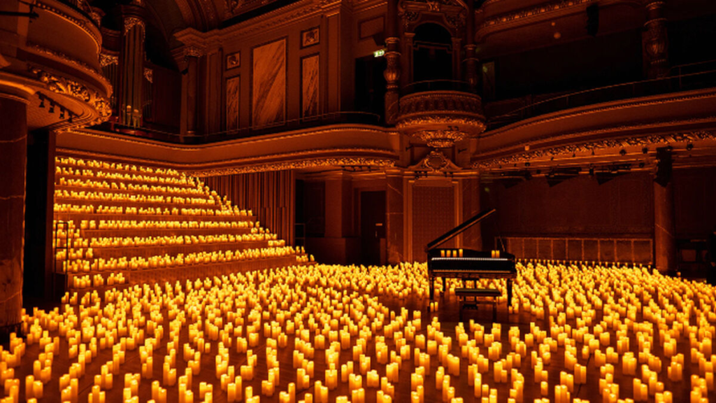 Concierto a piano entre cientos de velas