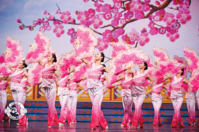 Escena de flor de cerezo de la obra Shen Yun