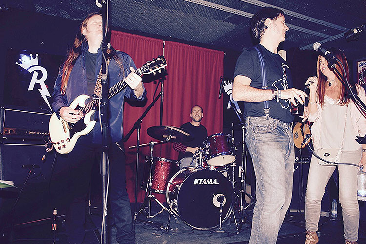 Concierto de una banda en la sala Rock Palace