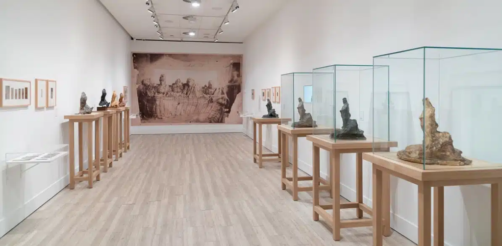 Una de las salas de la exposición “Medardo Rosso. Pionero de la escultura moderna”